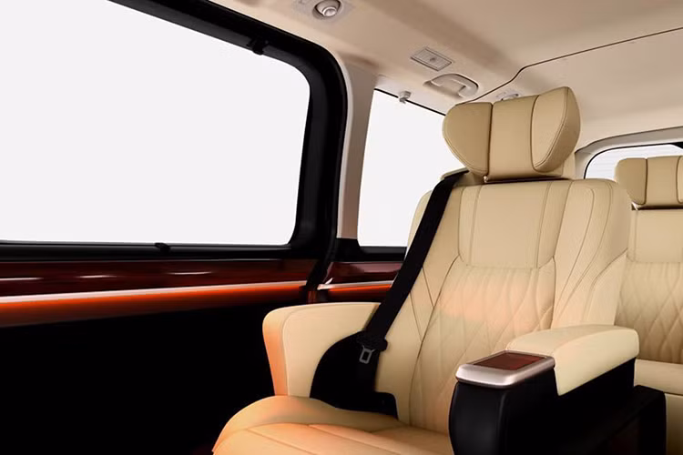 Về công nghệ an toàn, nổi bật trên xe có cảnh báo trước va chạm và phát hiện người đi xe đạp cả ban ngày lẫn ban đêm, hỗ trợ nhắc biển báo và kiểm soát hành trình chủ động là trang bị tiêu chuẩn.