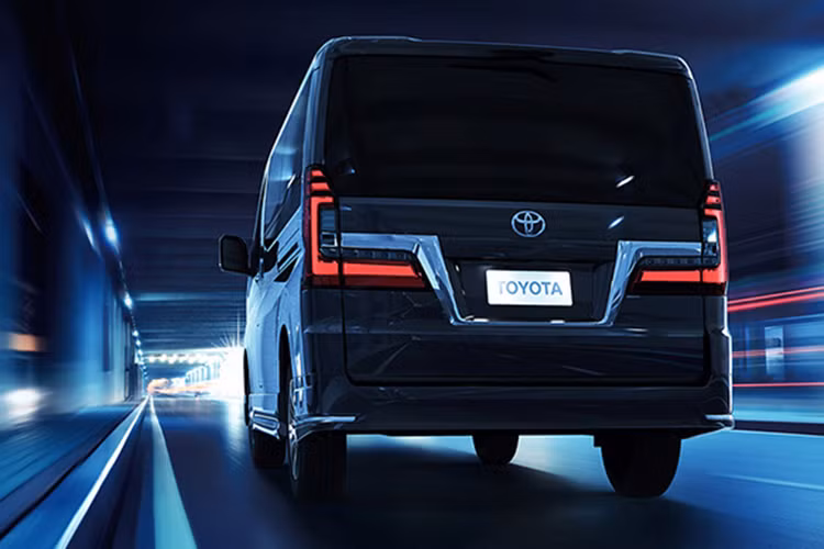 Tuy nhiên, động cơ sử dụng trên Toyota Granvia vẫn chưa được tiết lộ. Nhưng được xây dựng dựa trên Hiace nên có thể xe sẽ đi kèm với một động cơ xăng và 2 động cơ dầu diesel. Động cơ dầu 2.8 lít có 2 loại, cho công suất 174 và 161 mã lực đi kèm hộp số sàn hoặc tự động. Cuối cùng, bản động cơ xăng 3.5 lít cho công suất tối đa 277 mã lực đi kèm với hộp số tự động, có lẫy chuyển số trên vô-lăng.