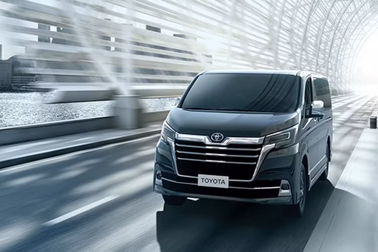 Giá xe Toyota Granvia 2020 bán ra tại Úc sẽ có 4 phiên bản khác nhau gồm bản 6 chỗ thấp nhất khởi điểm từ 62.990 đô-la Úc (khoảng 992 triệu đồng), bản 8 chỗ từ 64.990 đô-la Úc (khoảng 1,023 tỷ đồng). Phiên bản Granvia VX cao cấp nhất với cấu hình 6 chỗ hoặc 8 chỗ tùy chọn có giá bán cao nhất lên tới 74.990 đô-la Úc (khoảng 1,181 tỷ đồng).