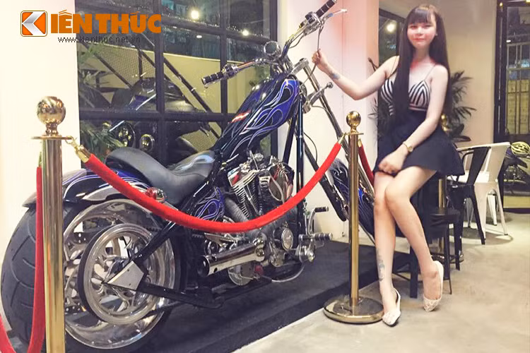 Một khách hàng nữ chụp hình cùng chiếc Chopper IronHorse LSC phiên bản độ. Đây là một chiếc chopper điển hình, mang đậm "chất chơi" của dòng xe phong cách Mỹ. IronHorse LSC là một trong những mẫu xe môtô hàng độc trên Thế giới và cũng là "hàng hiếm" tại Việt Nam.