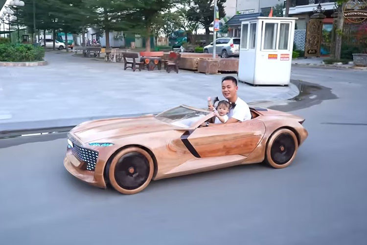 Mô-tơ điện của Audi Skysphere Concept được đặt ở cầu sau, tạo ra công suất tối đa 624 mã lực và mô-men xoắn cực đại 750 Nm, cho phép tăng tốc từ 0-100 km/h chỉ trong 4 giây. Với pin có dung lượng 80 kWh, xe có phạm vi hoạt động khoảng 500km. Hiện chưa có thồng tin Audi Skysphere Concept sẽ ra mắt bản thương mại.