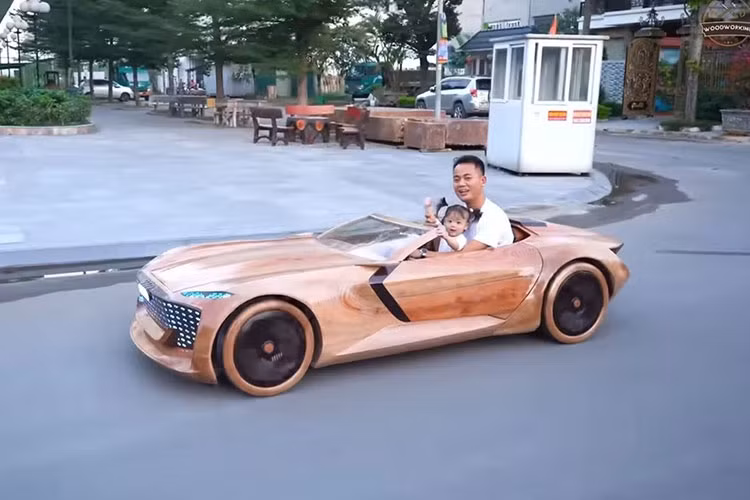 Mô-tơ điện của Audi Skysphere Concept được đặt ở cầu sau, tạo ra công suất tối đa 624 mã lực và mô-men xoắn cực đại 750 Nm, cho phép tăng tốc từ 0-100 km/h chỉ trong 4 giây. Với pin có dung lượng 80 kWh, xe có phạm vi hoạt động khoảng 500km. Hiện chưa có thồng tin Audi Skysphere Concept sẽ ra mắt bản thương mại.