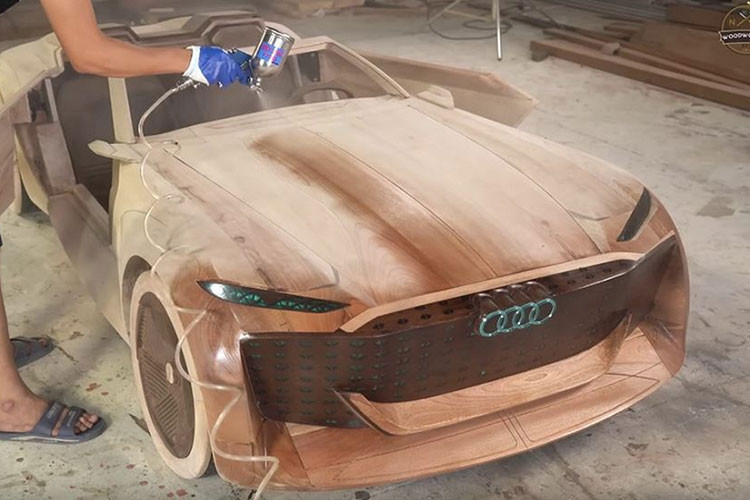 Hàng loạt đường cong của xe ôtô điện Audi Skyphere nguyên bản được "bê" sang phiên bản gỗ một cách kỳ công. Anh Đạo đã làm nhẵn bằng máy cầm tay, đảm bảo được hình dáng và tỷ lệ chính xác, khiến người nhìn dễ dàng liên tưởng ngay đến mẫu xe thật.