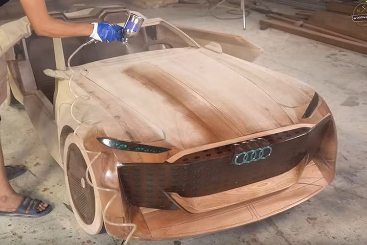 Hàng loạt đường cong của xe ôtô điện Audi Skyphere nguyên bản được "bê" sang phiên bản gỗ một cách kỳ công. Anh Đạo đã làm nhẵn bằng máy cầm tay, đảm bảo được hình dáng và tỷ lệ chính xác, khiến người nhìn dễ dàng liên tưởng ngay đến mẫu xe thật.