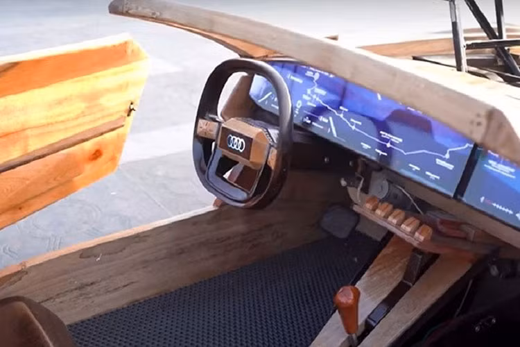 Ở công đoạn cuối, xe được phủ lên 3 lớp sơn để bảo vệ gỗ, đồng thời tạo độ sáng bóng, đẹp mắt cho tổng thể. Sau 2,5 tháng hoàn thiện, cuối cùng sản phẩm đã được lăn bánh. Chiếc xe gỗ chạy bằng mô-tơ điện và đi kèm vô lăng, có thể hoạt động như xe bình thường. Tuy nhiên, vô lăng xe không có những nút bấm tiện dụng.