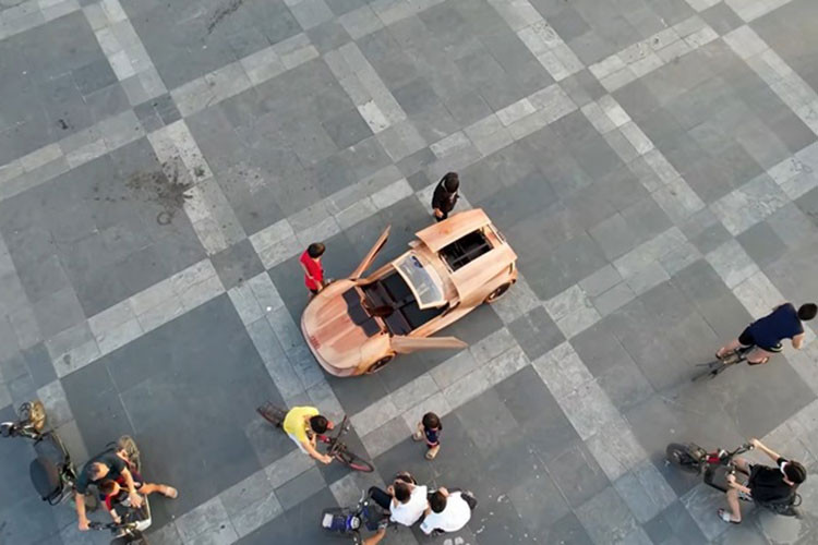 Điểm nhấn của Audi Skysphere là có thể thay đổi chiều dài cơ sở từ dòng Grand tourer thành xe thể thao chỉ bằng 1 nút bấm. Theo đó, chiều dài cơ sở của xe có thể điều chỉnh tăng thêm 250 mm, từ 4.940 mm ở chế độ Sport lên thành 5.190 mm ở chế độ GT (Grand Touring).