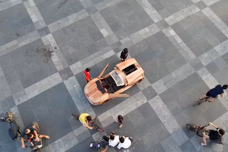 Điểm nhấn của Audi Skysphere là có thể thay đổi chiều dài cơ sở từ dòng Grand tourer thành xe thể thao chỉ bằng 1 nút bấm. Theo đó, chiều dài cơ sở của xe có thể điều chỉnh tăng thêm 250 mm, từ 4.940 mm ở chế độ Sport lên thành 5.190 mm ở chế độ GT (Grand Touring).