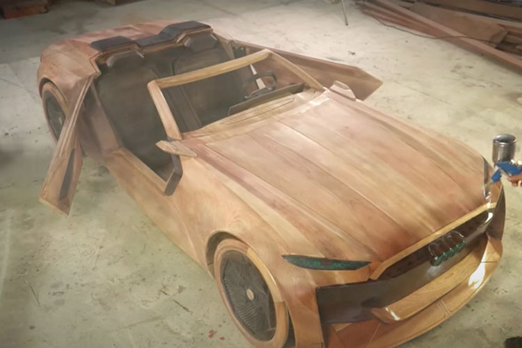 Việc làm được bộ cánh cửa xe chính là công đoạn quan trọng nhất và cần nhiều tuần liền để xử lý. Riêng với nắp ca-pô, anh cho biết đã mất 2 tuần để tìm ra cách đóng, mở một cách chính xác và nhịp nhàng.