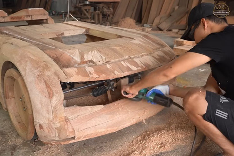 Về mặt thiết kế, mẫu xe Audi Skyphere Concept này khiến dân tình trầm trồ vì độ đẹp mắt, tỉ mỉ của nó. Ấn tượng hơn cả là mặt ca-lăng và logo phát sáng, đèn chiếu sáng còn được tích hợp xi-nhan, phía sau đuôi xe cũng có tạo hình cực kỳ công phu.