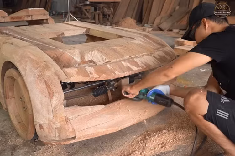 Về mặt thiết kế, mẫu xe Audi Skyphere Concept này khiến dân tình trầm trồ vì độ đẹp mắt, tỉ mỉ của nó. Ấn tượng hơn cả là mặt ca-lăng và logo phát sáng, đèn chiếu sáng còn được tích hợp xi-nhan, phía sau đuôi xe cũng có tạo hình cực kỳ công phu.