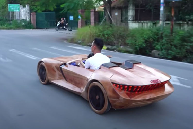 Ở phiên bản thật với chế độ GT, vô lăng, bàn đạp và cần số sẽ ẩn đi, màn hình cảm ứng trung tâm có kích cỡ 55,7 inch sẽ xuất hiện để phục vụ tối đa nhu cầu giải trí, tiện ích của người dùng Ngoài ra, Skysphere còn sử dụng vành la-zăng 23 inch, hệ thống treo khí nén, hệ dẫn động cầu sau và hệ thống đánh lái điện tử.