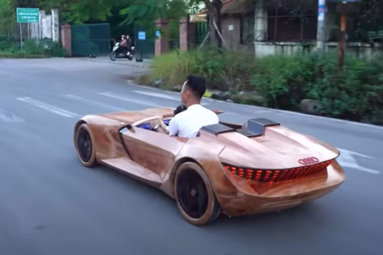 Ở phiên bản thật với chế độ GT, vô lăng, bàn đạp và cần số sẽ ẩn đi, màn hình cảm ứng trung tâm có kích cỡ 55,7 inch sẽ xuất hiện để phục vụ tối đa nhu cầu giải trí, tiện ích của người dùng Ngoài ra, Skysphere còn sử dụng vành la-zăng 23 inch, hệ thống treo khí nén, hệ dẫn động cầu sau và hệ thống đánh lái điện tử.