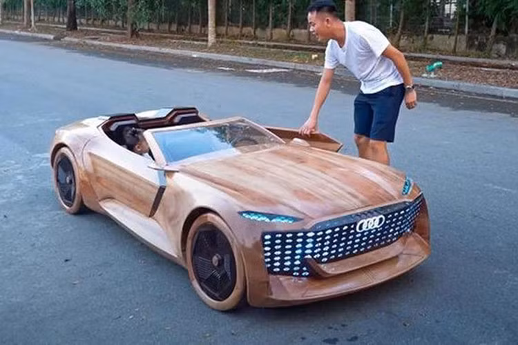 Chiếc xe này được làm từ gỗ sồi trong khi những chi tiết đèn và logo sử dụng gỗ mun kết hợp keo epoxy để tạo điểm nhấn. Ghế ngồi, vô-lăng cũng được làm từ gỗ mun đen. Logo trên vô lăng được kết hợp giữa đèn LED và keo epoxy. Trong khi đó, gương chiếu 2 bên chỉ được tạo hình bằng gỗ chứ không hoạt động. 