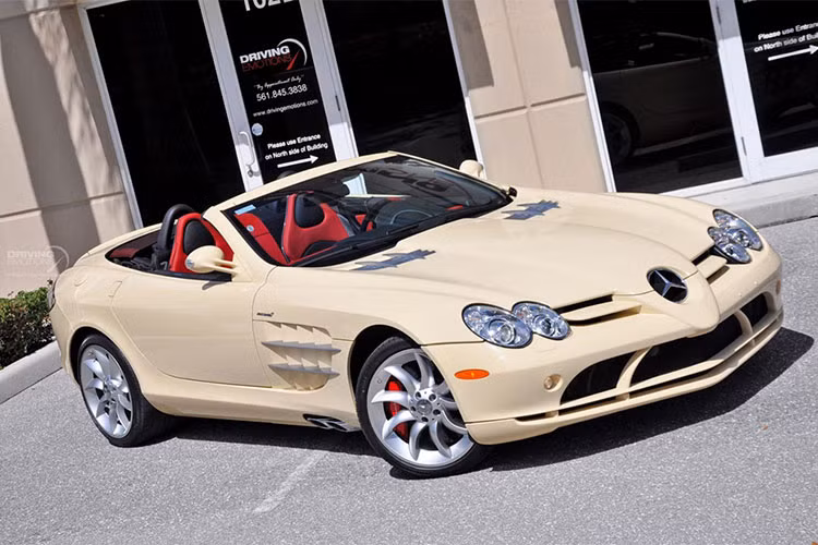 Hiện siêu xe “hàng độc” này đang nằm trong một showroom ở Florida (Mỹ), với giá bán lên tới 438.800 USD (tương đương 10 tỷ đồng).