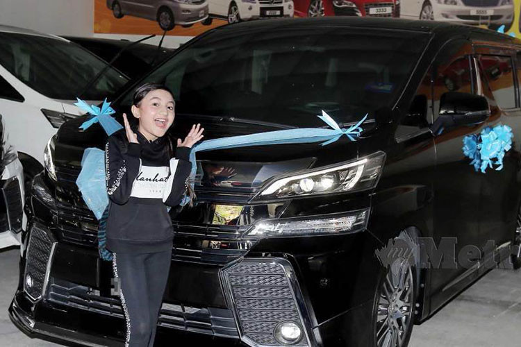 Alyssa Dezek, mới 13 tuổi, là một YouTuber nổi tiếng tại Malaysia. Vào năm 2000, bố mẹ của Alyssa Dezek đã thưởng cho cô bé một chiếc Toyota Vellfire bằng chính số tiền kiếm được từ YouTube của Alyssa Dezek.