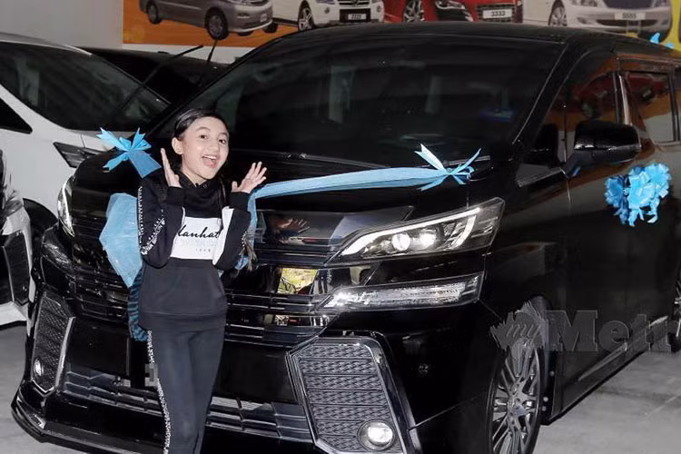 Alyssa Dezek, mới 13 tuổi, là một YouTuber nổi tiếng tại Malaysia. Vào năm 2000, bố mẹ của Alyssa Dezek đã thưởng cho cô bé một chiếc Toyota Vellfire bằng chính số tiền kiếm được từ YouTube của Alyssa Dezek.