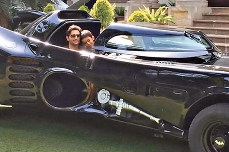 Ấn tượng nhất trong danh sách này phải kể đến chiếc Batmobile có một không hai của Cyrus Poonawalla Jr, con trai Giám đốc điều hành của Viện Serum của Ấn Độ, doanh nhân Adar Poonawalla.