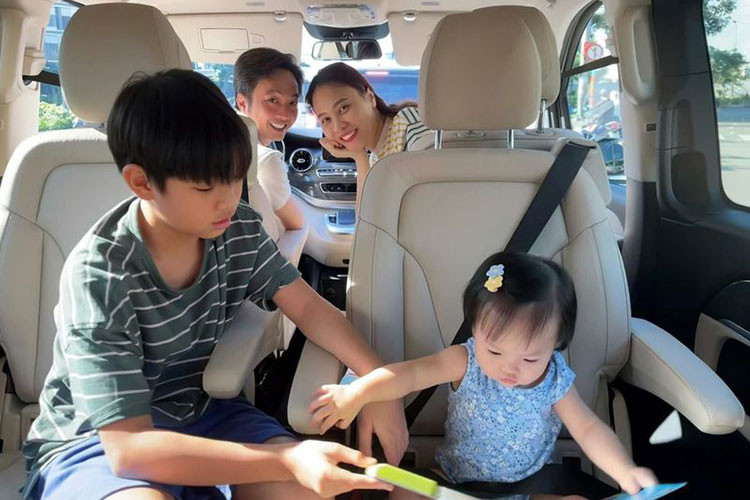 Nhóc tỳ Suchin mới chỉ 1 tuổi và cách đây không lâu cô bé đã được bố mẹ tặng thêm một chiếc MINI Cooper JCW Convertible đi kèm hình vẽ chibi và tên của Suchin ở cánh cửa.