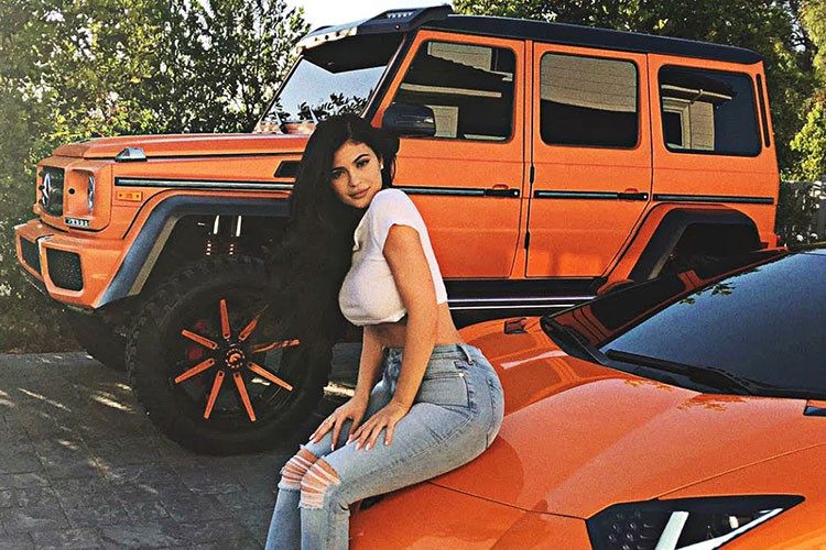 Kylie Jenner (em gái cùng cha khác mẹ của Kim Kardashian) là tỷ phú tự thân trẻ nhất thế giới trong liên tiếp 2 năm, ngay từ khi 16 tuổi ngôi sao truyền hình thực tế Mỹ đã sở hữu bộ sưu tập xe hơi đắt đỏ. Xế hộp đầu tiên của Kylie là chiếc Mercedes-Benz G550 - được tặng bởi mẹ cô. 