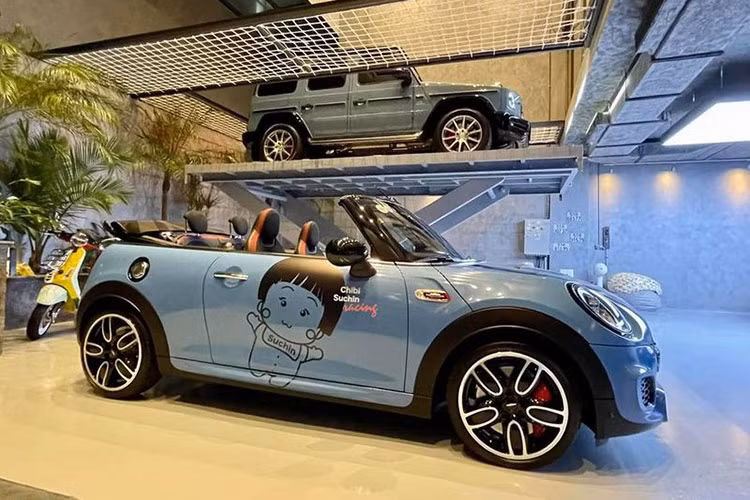 Đại gia siêu xe Cường Đô la từng gây chú ý vì đã sắm 2 chiếc Mercedes-Benz V-Class cho con trai Subeo và con gái Suchin ngay từ khi cả hai còn rất nhỏ.