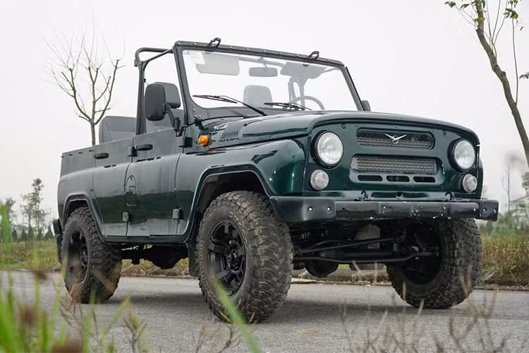 Mức giá của các phiên bản UAZ Hunter mui trần có hai lựa chọn động cơ gồm máy xăng 2.7L giá 465 triệu đồng và máy dầu 2.2L có giá 565 triệu đồng, chưa bao gồm tiền bạt phủ. Trong đó, phiên bản máy dầu đắt hơn 100 triệu ngay lập tức nhận được sự quan tâm của khách hàng.