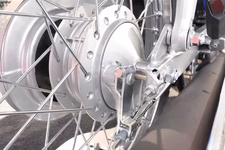 Chiều cao yên xe tính từ mặt đất 705 mm. Trọng lượng chỉ ở mức 81 kg (khá nhẹ nhàng cho cả người già và trẻ có thể sử dụng). Hệ thống xả trên xe được làm mới với 2 cấp lọc và bạc đạn kim bổ sung vào trục bát côn để chuyển số cũng mượt hơn trước đây.