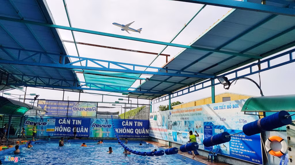 Hồ bơi Không quân trong khu liên hợp cũng đông đúc khách đến vui chơi hàng ngày.