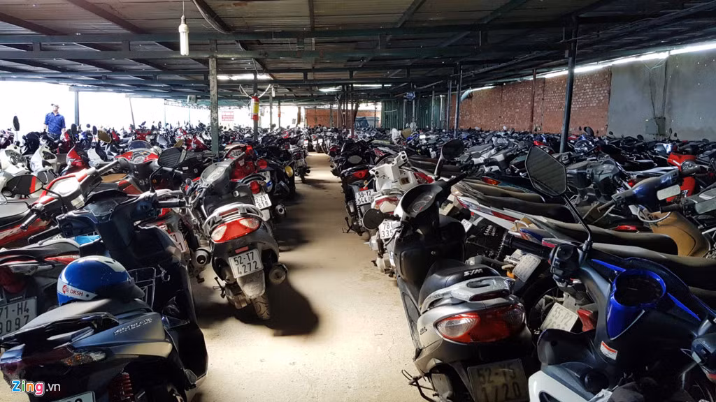 Một phần đất khác trong khu vực được sử dụng làm bãi giữ xe dài hạn. 