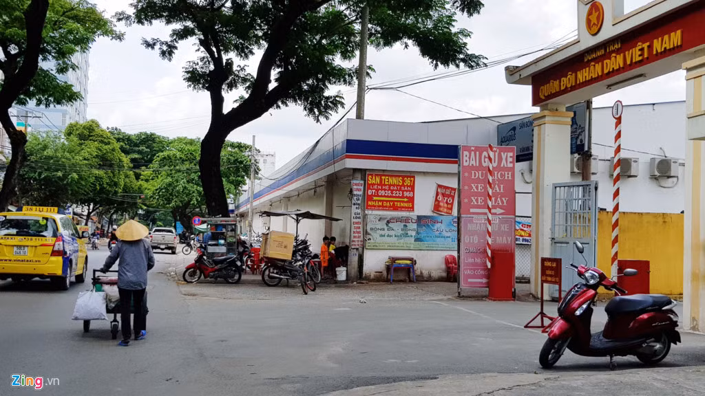 Lối vào sân bóng 367 Hoàng Hoa Thám, Tân Bình ngay bên cạnh cổng Doanh trại quân đội.