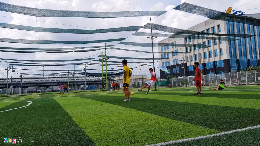 Trên đường Phan Thúc Duyện, Tân Bình, sân bóng Chảo Lửa đi chung cổng với ga hàng hóa của sân bay Tân Sơn Nhất và chỉ cách cổng chính doanh trại quân đội khoảng 20 mét.