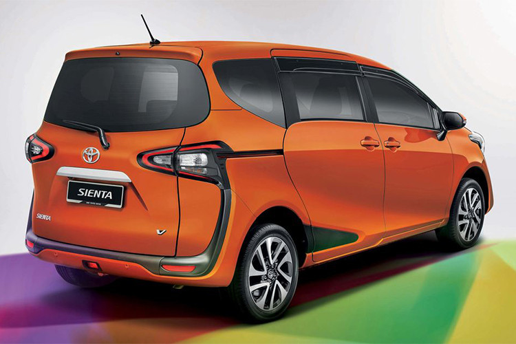 Các kích thước D x R x C của Toyota Sienta lần lượt là 4235, 1695 và 1470 mm. Đặc biệt, cả hai cửa sau đều là cửa trượt, giúp ra vào xe dễ dàng hơn. Trên phiên bản cao cấp nhất, cửa trượt của xe còn có khả năng đóng mở bằng điện giống mẫu MPV hạng sang Toyota Alphard.