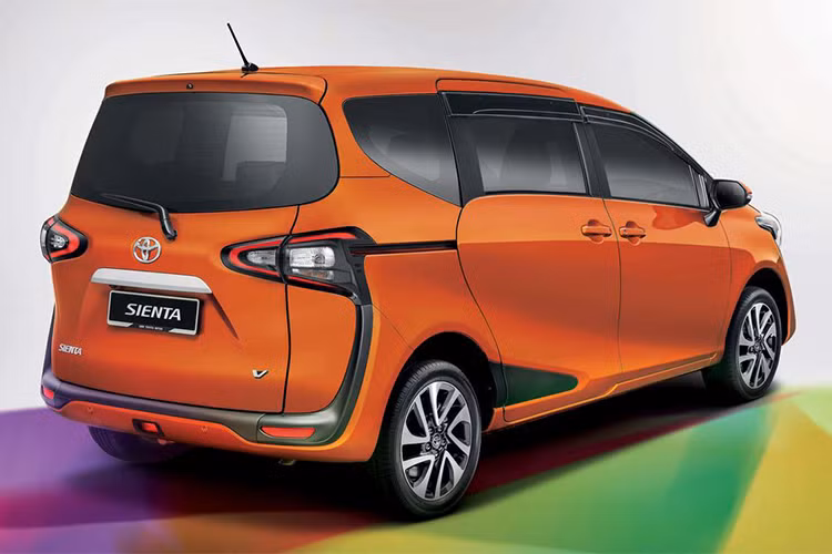 Các kích thước D x R x C của Toyota Sienta lần lượt là 4235, 1695 và 1470 mm. Đặc biệt, cả hai cửa sau đều là cửa trượt, giúp ra vào xe dễ dàng hơn. Trên phiên bản cao cấp nhất, cửa trượt của xe còn có khả năng đóng mở bằng điện giống mẫu MPV hạng sang Toyota Alphard.