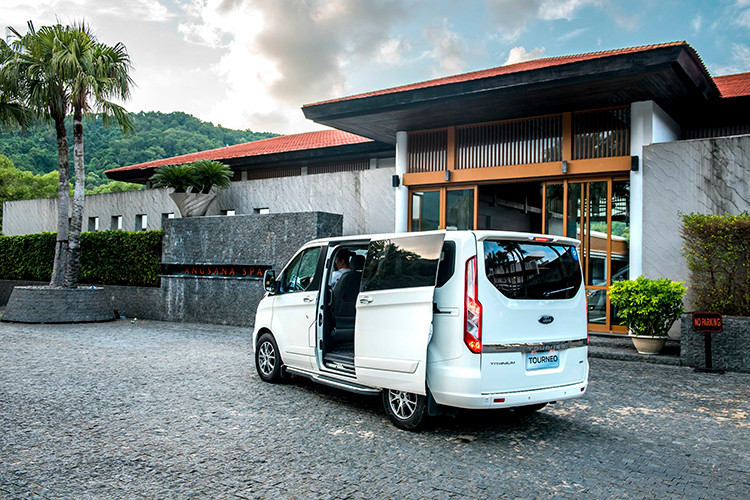 “Với mức sống ngày càng tăng, nhu cầu vận chuyển cao cấp ngày càng đa dạng, phân khúc xe đa dụng tại Việt Nam đang chứng kiến sự tăng trưởng ổn định. Chúng tôi tin rằng Ford Tourneo – được kế thừa thiết kế Châu Âu, với kích thước rộng rãi vượt trội và nhiều tính năng an toàn, chi phí sở hữu, vận hành hợp lý sẽ chiếm được sự tin tưởng của các đơn vị kinh doanh vận tải, du lịch, các gia đình lớn.” – ông Phạm Văn Dũng, Tổng Giám đốc Ford Việt Nam chia sẻ.