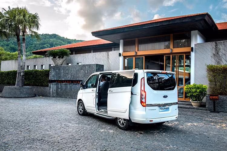 “Với mức sống ngày càng tăng, nhu cầu vận chuyển cao cấp ngày càng đa dạng, phân khúc xe đa dụng tại Việt Nam đang chứng kiến sự tăng trưởng ổn định. Chúng tôi tin rằng Ford Tourneo – được kế thừa thiết kế Châu Âu, với kích thước rộng rãi vượt trội và nhiều tính năng an toàn, chi phí sở hữu, vận hành hợp lý sẽ chiếm được sự tin tưởng của các đơn vị kinh doanh vận tải, du lịch, các gia đình lớn.” – ông Phạm Văn Dũng, Tổng Giám đốc Ford Việt Nam chia sẻ.