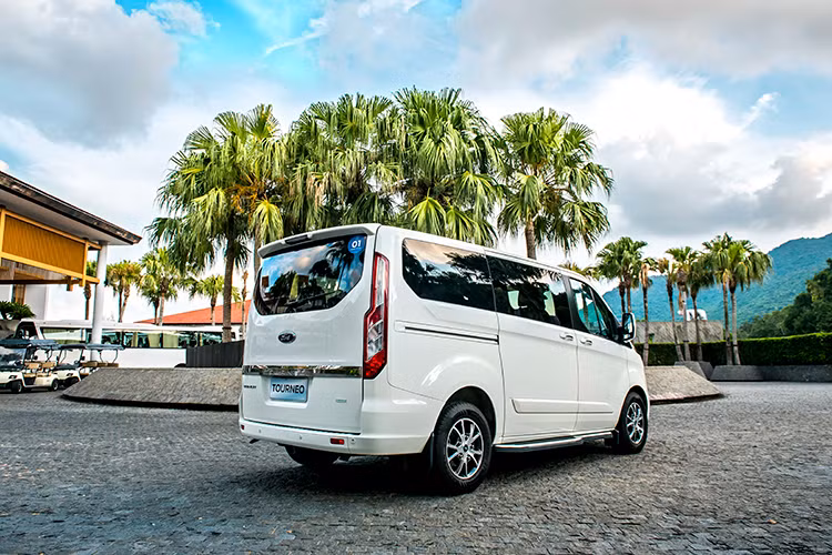 Hông xe là một hình khối vuông vức liền mạch, tích hợp cửa trượt mở cả hai bên, đi kèm bậc bước chân. Gương chiếu hậu bên ngoài thiết kế cỡ lớn, điều chỉnh điện, kết hợp gương cầu phía dưới tăng thêm góc quan sát. Cửa sổ sử dụng chất liệu kính tối màu cao cấp, thiết kế tràn viền kéo dài liền mạch từ phía trước ra phía sau.