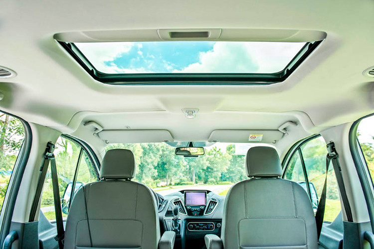 Cửa hậu của xe với phom vuông có kích thước 1,4m cao và 1,22m ngang, sàn xe thấp cũng rất dễ dàng để cất đồ. Không chỉ chú trọng đến trải nghiệm của hàng khách trên xe, mà Ford còn chú ý đến khu vực điều khiển, gồm ghế lái có thể điều chỉnh điện 10 hướng; bệ cần số, màn hình và bảng điều khiển được đẩy cao lên, tăng cường tính tiện dụng và tầm nhìn; vô-lăng gọn đi kèm nút điều khiển, chỉnh 4 hướng…