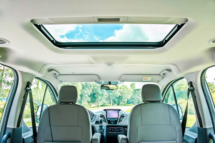 Cửa hậu của xe với phom vuông có kích thước 1,4m cao và 1,22m ngang, sàn xe thấp cũng rất dễ dàng để cất đồ. Không chỉ chú trọng đến trải nghiệm của hàng khách trên xe, mà Ford còn chú ý đến khu vực điều khiển, gồm ghế lái có thể điều chỉnh điện 10 hướng; bệ cần số, màn hình và bảng điều khiển được đẩy cao lên, tăng cường tính tiện dụng và tầm nhìn; vô-lăng gọn đi kèm nút điều khiển, chỉnh 4 hướng…