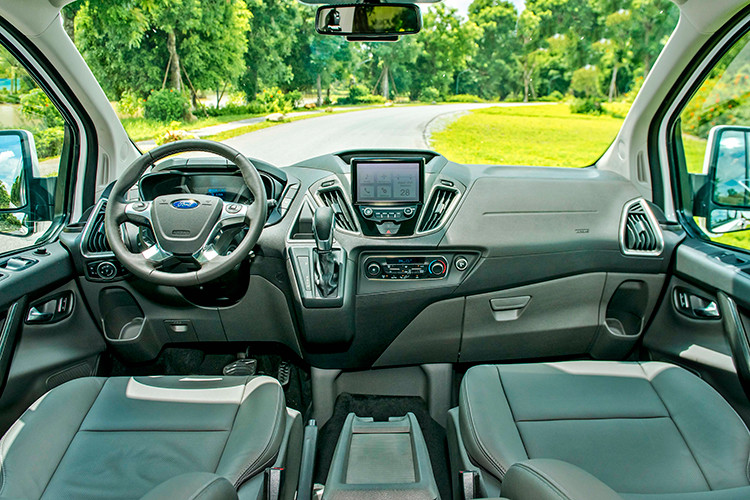 Không gian bên trong của Ford Tourneo được bố trí với 7 chỗ ngồi. Hàng ghế thứ 2 bố trí 2 ghế độc lập, có thể thay đổi tiến lùi đến 200mm, trong khi đó hàng ghế thứ 3 có 3 chỗ. Đặc biệt, hàng ghế thứ 3 có thể gập độc lập từng lưng ghế phẳng xuống như mặt bàn, hoặc gỡ bỏ khi cuộn lật lên theo tỉ lệ 60/40 cho phép hành khách có thêm không gian chứa đồ.