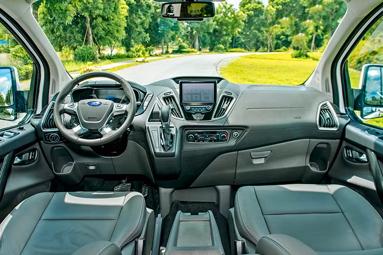 Không gian bên trong của Ford Tourneo được bố trí với 7 chỗ ngồi. Hàng ghế thứ 2 bố trí 2 ghế độc lập, có thể thay đổi tiến lùi đến 200mm, trong khi đó hàng ghế thứ 3 có 3 chỗ. Đặc biệt, hàng ghế thứ 3 có thể gập độc lập từng lưng ghế phẳng xuống như mặt bàn, hoặc gỡ bỏ khi cuộn lật lên theo tỉ lệ 60/40 cho phép hành khách có thêm không gian chứa đồ.