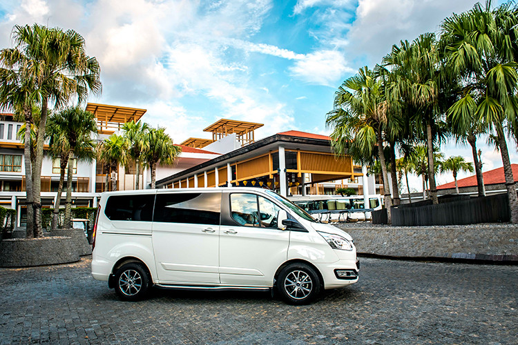 Ford Tourneo hoàn toàn mới tại Việt Nam sở hữu kích thước tổng thể lần lượt Dài x Rộng x Cao là: 4976mm x 2095mm x 1990mm. Chiều dài cơ sở 2933 mm và khoảng sáng gầm xe 149 mm. Xe được trang bị hệ thống treo sau dạng khí nén điện tử tự động điều chỉnh lượng khí thích ứng với tải trọng xe. Hệ thống treo trước độc lập kiểu McPherson kết hợp hệ thống khung phụ và thanh cân bằng ngang, giảm chấn thủy lực, giúp tăng độ ổn định và độ êm cho xe.