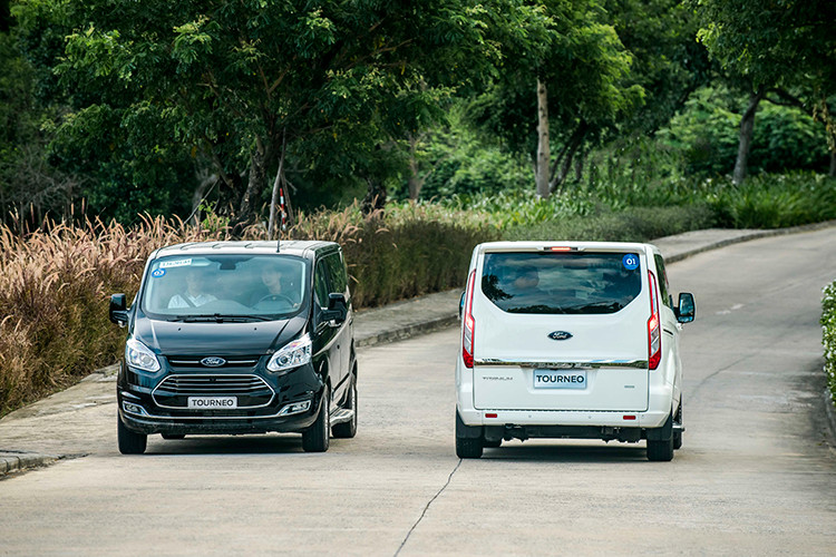 Tại Việt Nam, sau khi ra mắt Ford Tourneo sẽ cạnh tranh trực tiếp với những cái tên lớn như KIA Sedona hay Peugeot Traveller của Thaco mới ra mắt - cả hai mẫu xe này đều đang sở hữu mức giá hơn 1 tỷ đồng.