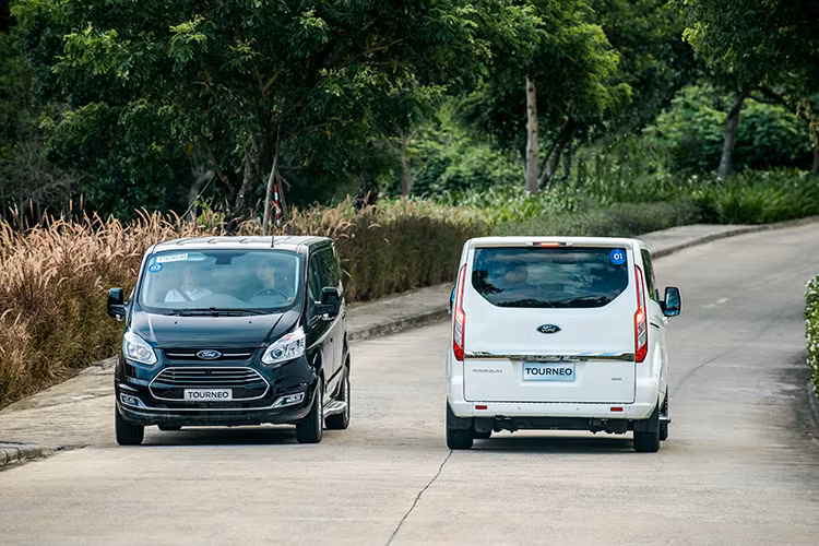 Tại Việt Nam, sau khi ra mắt Ford Tourneo sẽ cạnh tranh trực tiếp với những cái tên lớn như KIA Sedona hay Peugeot Traveller của Thaco mới ra mắt - cả hai mẫu xe này đều đang sở hữu mức giá hơn 1 tỷ đồng.