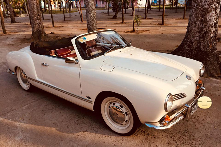 Karmann Ghia là sự kết hợp giữa khung gầm, hệ thống treo và dẫn động Type 1 (Beetle) của thương hiệu ôtô Volkswagen, cùng thân xe sản xuất thủ công bởi nhà máy Wilhelm Karmann GmbH tại Osnabrück. Kiểu dáng xe được thực hiện bởi hãng Carrozzeria Ghia có tại Turin, Italy.