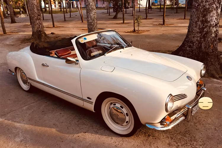 Karmann Ghia là sự kết hợp giữa khung gầm, hệ thống treo và dẫn động Type 1 (Beetle) của thương hiệu ôtô Volkswagen, cùng thân xe sản xuất thủ công bởi nhà máy Wilhelm Karmann GmbH tại Osnabrück. Kiểu dáng xe được thực hiện bởi hãng Carrozzeria Ghia có tại Turin, Italy.