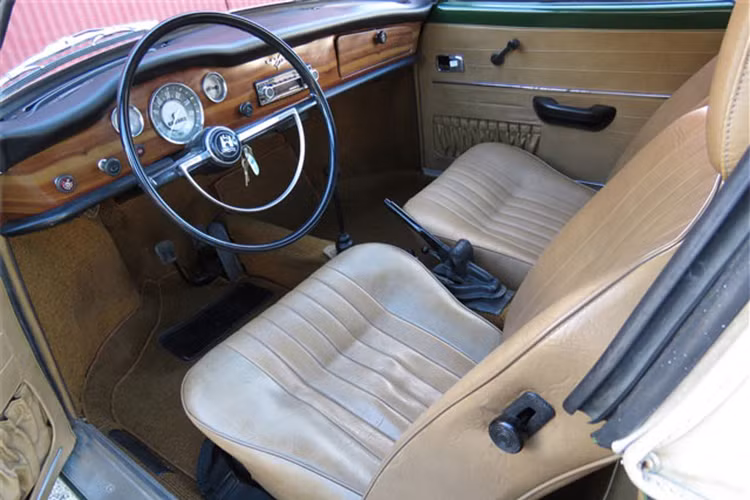 Karmann Ghia là mẫu xe thể thao mui trần 2 chỗ ngồi. Trong thời gian từ những năm đầu sản xuất đến 1974, Karmann Ghia không thay đổi nhiều về mẫu mã. Thân xe dài và thấp, phần nắp ca-pô và hông xe chứa những đường cong mềm mại nhưng vẫn khỏe khoắn. Nội thất được chau chốt khá kỹ càng và sang trọng bởi tập đoàn xe hơi đình đám Đức.