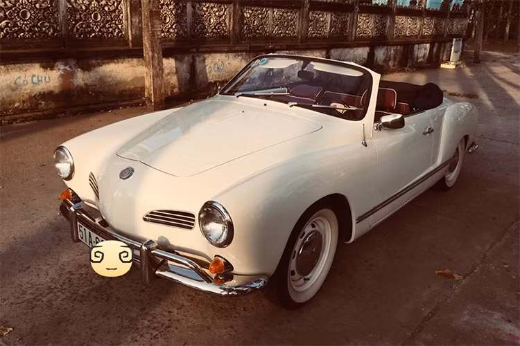 Khi còn được bán, Karmann Ghia là mẫu xe sang trọng và đắt tiền nhất của Volkswagen - gấp đôi một chiếc Beetle cơ bản tại nhiều thị trường. Hiện tại, chiếc xe vẫn thu hút được số lượng đông đảo người chơi trên toàn Thế giới nhờ vẻ đẹp của mình. Chiếc Karmann Ghia 1967 trong bài viết này hiện đang được chủ nhân rao bán với giá 1,5 tỷ đồng.