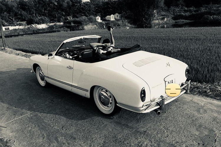 Dựa trên chassis của Beetle nhưng có chiều dài kéo dài thêm 30 cm, Karmann Ghia cũng có cách bố trí động cơ đặt sau, dẫn động cầu sau giống như Beetle. Phiên bản đầu tiên của chiếc xe có động cơ 4 xi-lanh nằm ngang với dung tích xi-lanh 1192 cc, tạo ra công suất tối đa 34 mã lực. Sau đó, nó được nâng cấp dung tích tăng dần từ 1300, 1500 và cuối cùng là 1600cc.