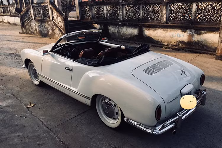 Ra mắt tại triển lãm Paris Auto Show tháng 10/1953, mẫu xe thử nghiệm của Volkswagen - Type 14 được công chúng đón nhận. Nhưng phải đến ngày 14/7/1955 tại Georgsmarienhütte (Đức), gần nhà máy Karmann ở Osnabrück, chiếc xe hoàn chỉnh mới chính thức ra mắt công chúng và báo chí, mang tên Volkswagen Karmann Ghia.