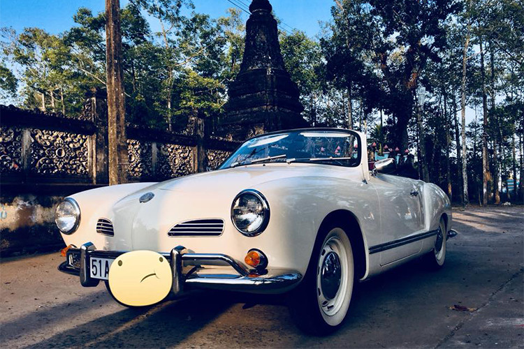 Mẫu xe Volkswagen Karmann Ghia ra đời năm 1967, xuất hiện tại Sài Gòn đầu thập niên 70 của thế kỷ trước. Khác với phiên bản mui cứng, phiên bản thể thao này được thiết kế kinh điển cho dòng xe mui trần với hai chỗ ngồi và được một người chơi xe tại TP HCM sưa tầm.