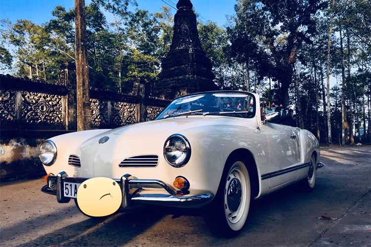 Mẫu xe Volkswagen Karmann Ghia ra đời năm 1967, xuất hiện tại Sài Gòn đầu thập niên 70 của thế kỷ trước. Khác với phiên bản mui cứng, phiên bản thể thao này được thiết kế kinh điển cho dòng xe mui trần với hai chỗ ngồi và được một người chơi xe tại TP HCM sưa tầm.